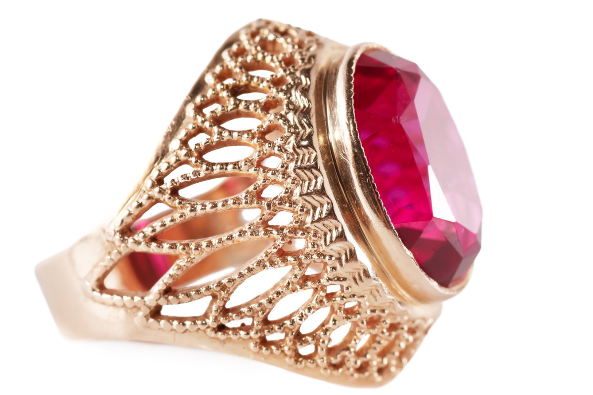 Perché è il momento di comprare vecchi anelli d'oro: il bene di rifugio che sta spopolando