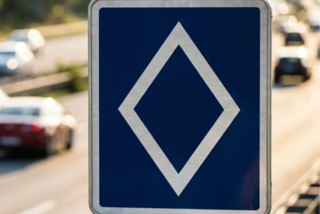 Nuovo Cartello stradale con Rombo: attento alle multe salate